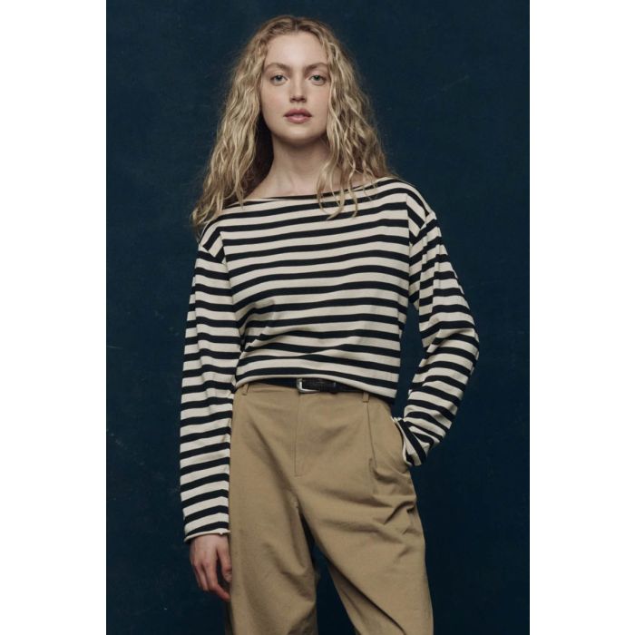 Marinière Sailor The Great en coton rayé noir et crème, portée de face.