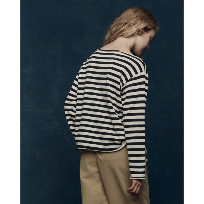 Marinière Sailor The Great en coton rayé noir et crème, portée de dos.