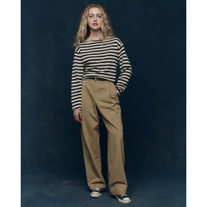 Marinière Sailor The Great en coton rayé noir et crème, portée de face avec un pantalon en toile beige.