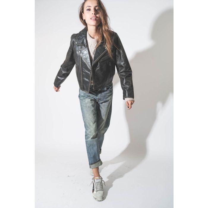 Perfecto en cuir vieilli noir vintage The Great. Porté avec un jean baggy bleu.