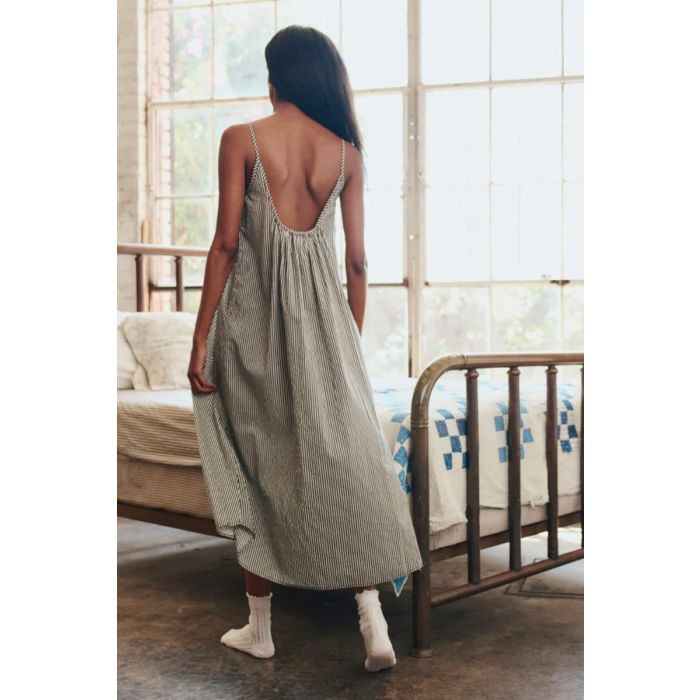 Robe longue à fines bretelles Slip Sleep The Great en coton rayé noir et crème, portée de dos.