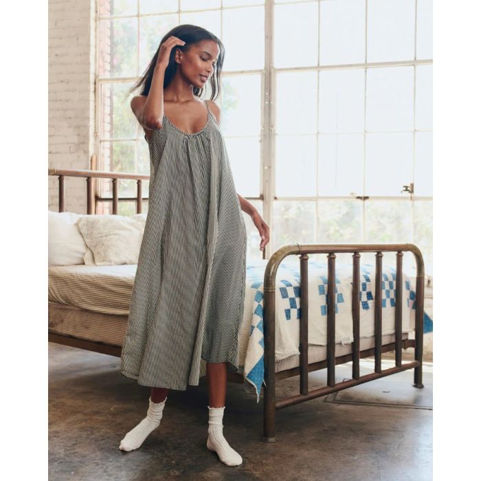 Robe longue à fines bretelles Slip Sleep The Great en coton rayé noir et crème, portée de face.