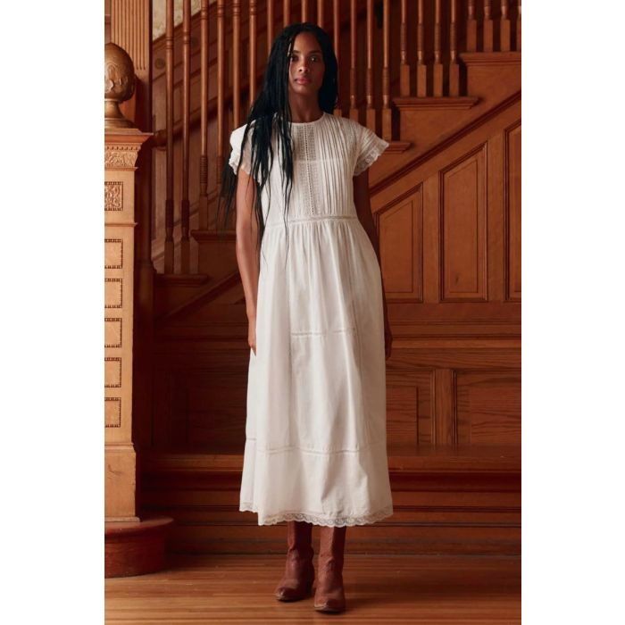 Robe longue Sonnet The Great en coton blanc et dentelle, portée de face.