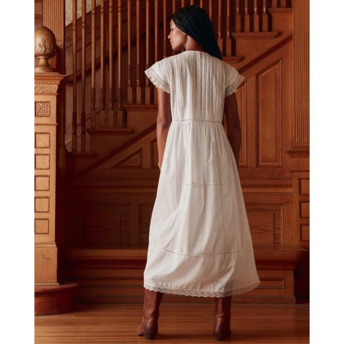 Robe longue Sonnet The Great en coton blanc et dentelle, portée de dos.