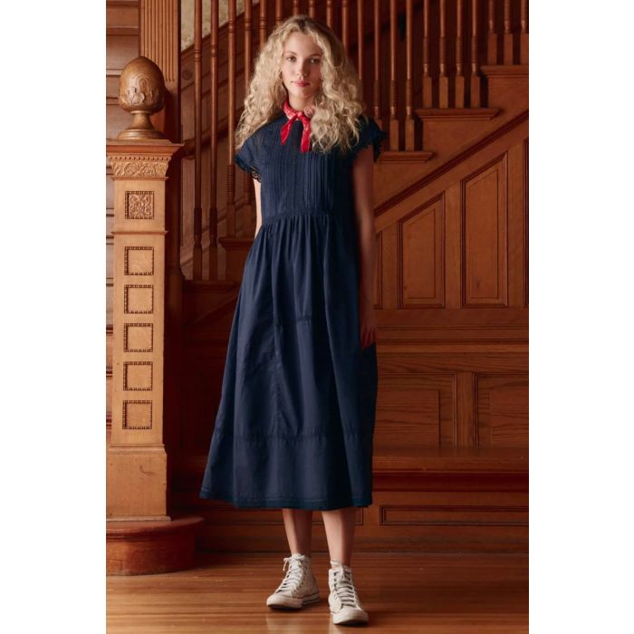 Robe longue Sonnet The Great en coton et dentelle marine, portée de face.