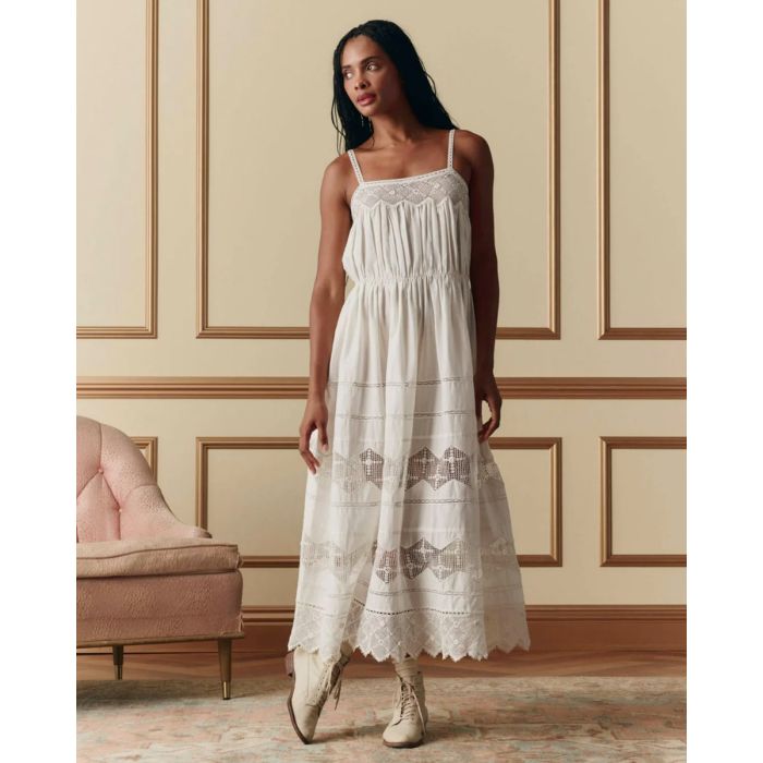 Robe à fines bretelles Rosette Crochet The Great en coton et dentelle blanche, portée de face sans ceinture.