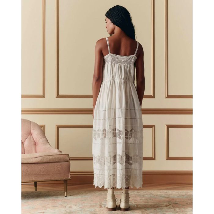 Robe à fines bretelles Rosette Crochet The Great en coton et dentelle blanche, portée de dos.