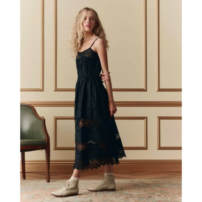 Robe bustier à bretelles Rosette The Great en coton et dentelle noire, portée de profil.