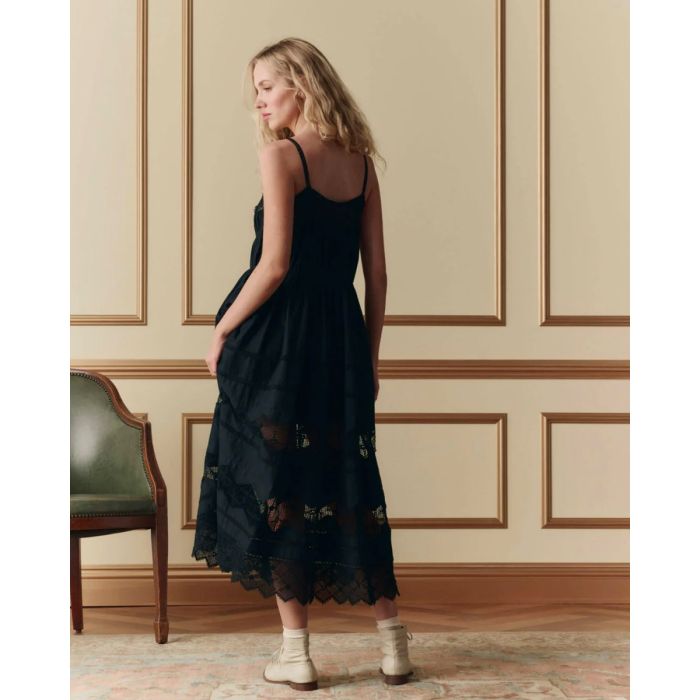 Robe bustier à bretelles Rosette The Great en coton et dentelle noire, portée de dos.