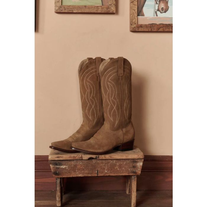 Bottes de cowboy Stetson & The Great en daim camel, vues de profil. Edition limitée.