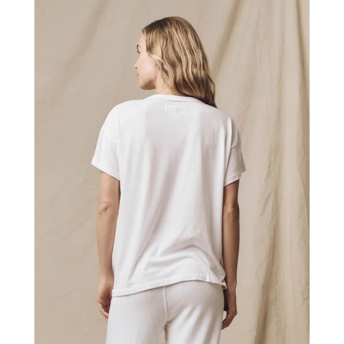 Tee-shirt blanc à manches courtes en coton The Boxy Crew de The Great, porté de dos avec un bas de jogging assorti de la même marque.