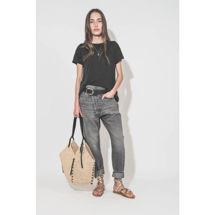 Tee-shirt manches courtes noir Boxy Crew The Great. Porté avec un jean Crossover Leyton Black et des sandales plates Zenobie Pul naturel léopard platine K.Jacques Saint-Tropez. Ceinture en cuir noir Dara Isabel Marant et panier en osier naturel noir Tampa
