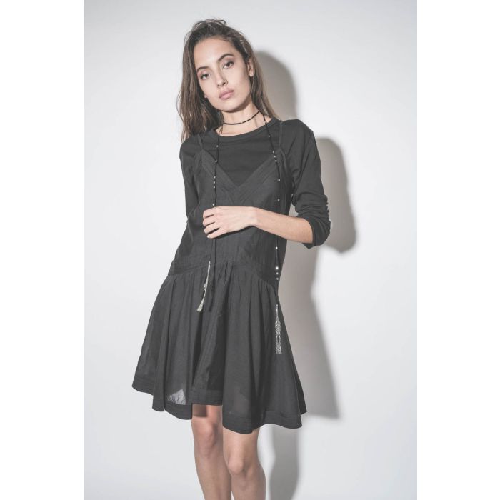 Tee-shirt col rond manches longues en jersey de coton noir Crop The Great. Porté sous une robe à fines bretelles. 
