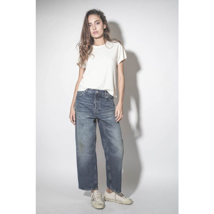 Tee-shirt col rond manches courte en jersey de coton doux et fluide écru Little Tee The Great. Porté de face.