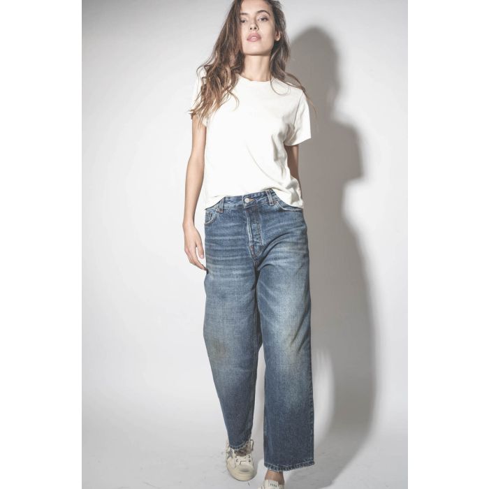Tee-shirt col rond manches courte en jersey de coton doux et fluide écru Little Tee The Great. Porté avec un jean Baggy.
