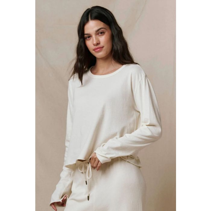 Tee-shirt manches longues Crop The Great en coton écru, porté de face.