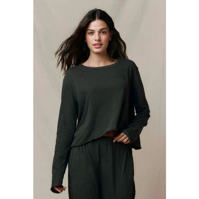 Tee-shirt Long Sleeve Crop Tee The Great en coton noir délavé « washed black », porté de face.