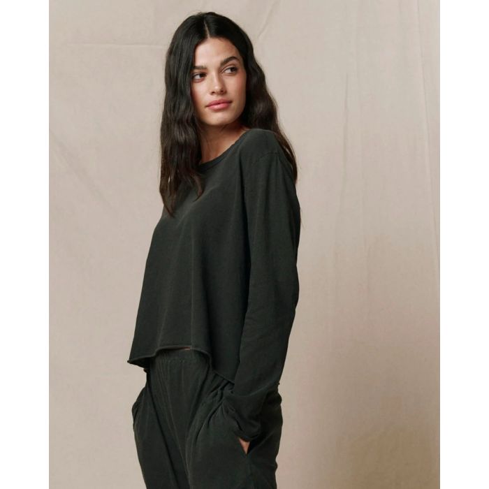 Tee-shirt Long Sleeve Crop Tee The Great en coton noir délavé « washed black », porté de profil.