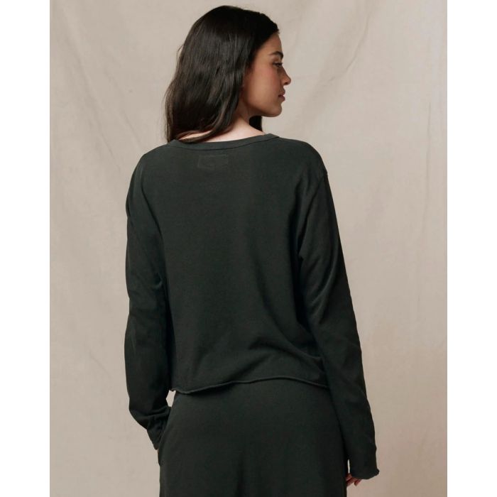 Tee-shirt Long Sleeve Crop Tee The Great en coton noir délavé « washed black », porté de dos.