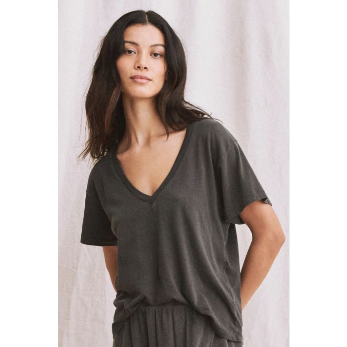 Tee-shirt manches courtes col V Slouchy The Great en coton noir délavé, porté de face.
