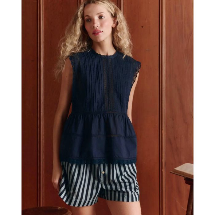 Top sans manches Sonnet The Great en coton et dentelle bleu marine, porté de face.