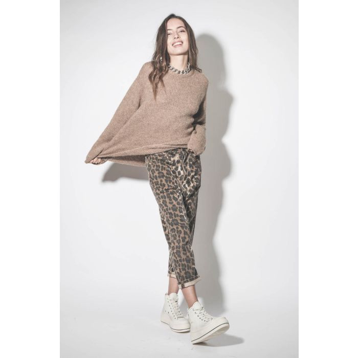 Pull col rond oversize en alpaga camel Thibault Van Der Straete. Porté avec un jean baggy léopard.