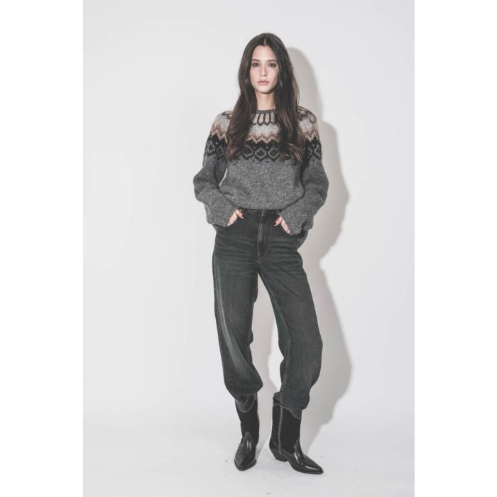 Pull droit col rond en alpaga gris foncé, motif péruvien, Thibault Van Der Straete. Fabriqué à la main au Pérou. Porté de face avec un jean Isabel Marant.