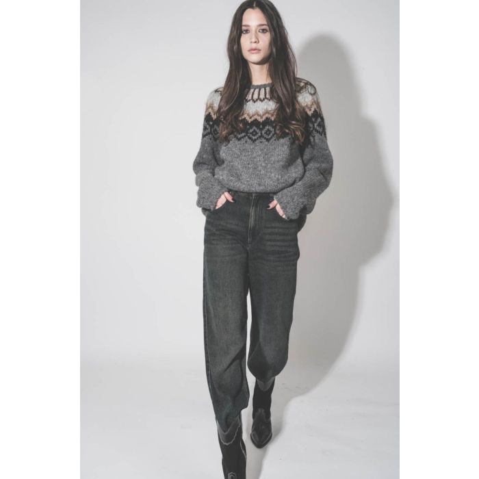 Pull droit col rond en alpaga gris foncé, motif péruvien, Thibault Van Der Straete. Fabriqué à la main au Pérou. Porté de face avec un jean et des santiags.