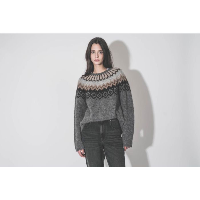 Pull droit col rond en alpaga gris foncé, motif péruvien, Thibault Van Der Straete. Fabriqué à la main au Pérou. Porté de face.