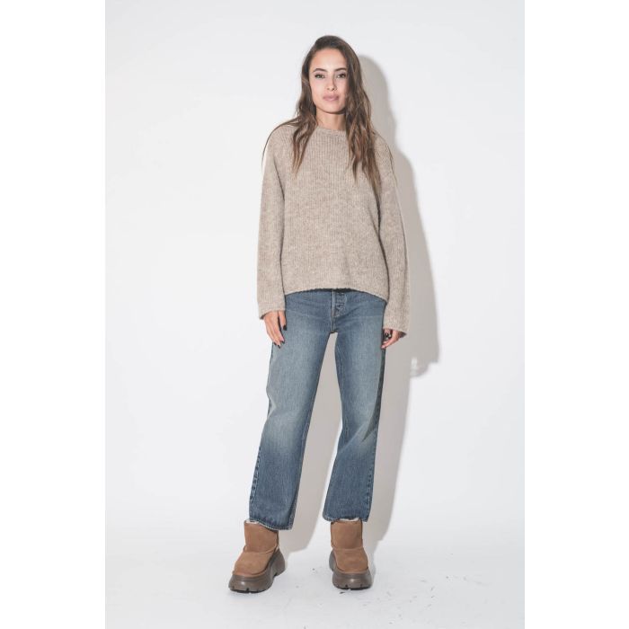 Pull droit col rond en alpaga uni beige clair Thibault Van Der Straete. Porté de face.