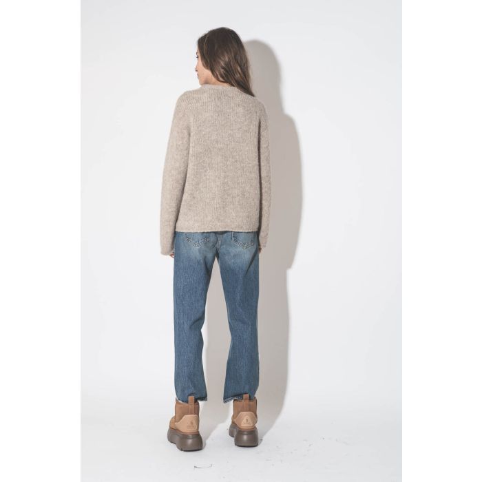 Pull droit col rond en alpaga uni beige clair Thibault Van Der Straete. Porté de dos.