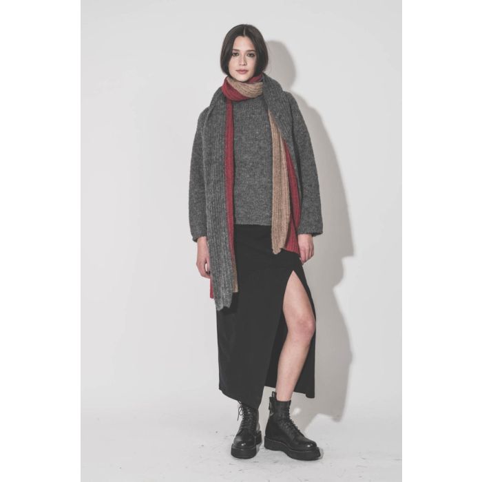 Pull droit Thibault Van Der Straete en alpaga gris foncé, porté de face avec une robe longue Isabel Marant.