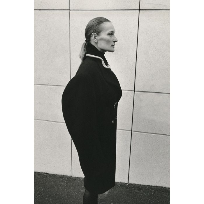 Manteau manches longues Amanda Vautrait en laine noire. Vue porté de profil. 