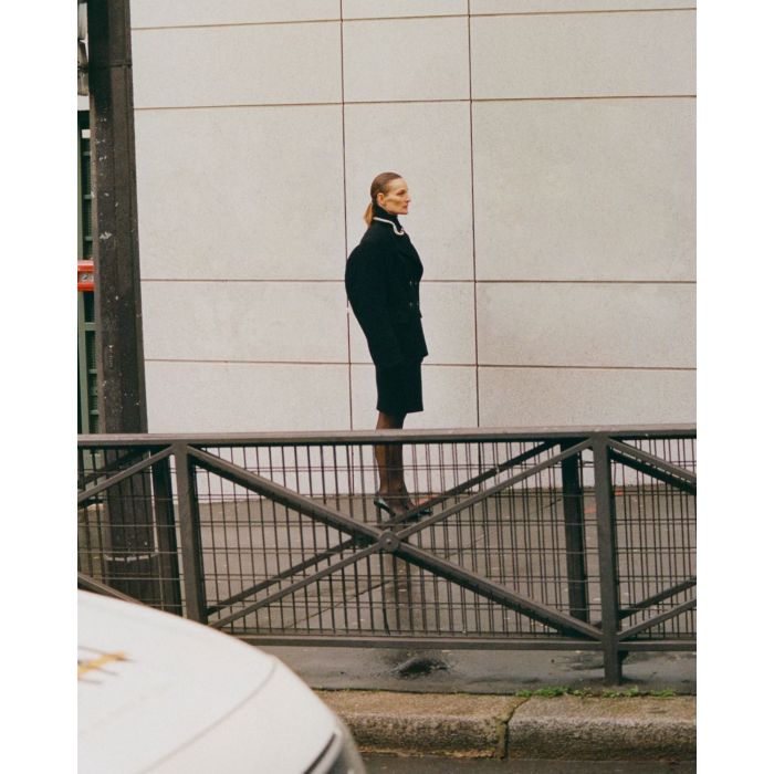Manteau manches longues Amanda Vautrait en laine noire. Vue porté de profil. 