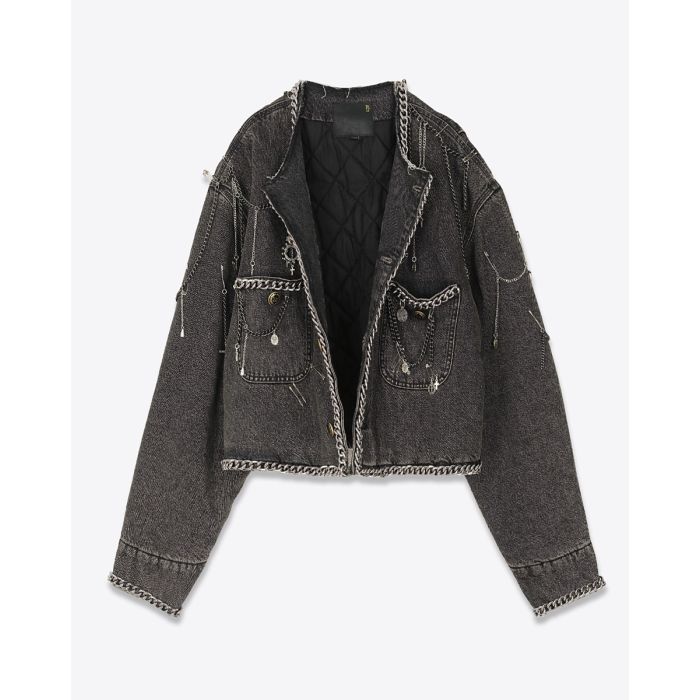 Veste courte Chain Embellished Cropped Chore Jacket R13 en denim gris foncé, customisée avec des chaînes, des épingles à nourrice et des médailles en argent. Vue de face ouverte et détail de la doublure matelassée. 