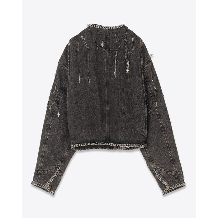 Veste courte Chain Embellished Cropped Chore Jacket R13 en denim gris foncé, customisée avec des chaînes, des épingles à nourrice et des médailles en argent. Vue de dos.