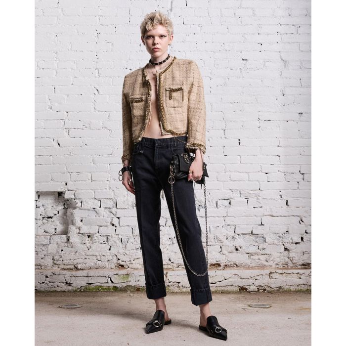 Veste courte en tweed beige avec détails de chaines R13. Porté avec un jeans noir.
