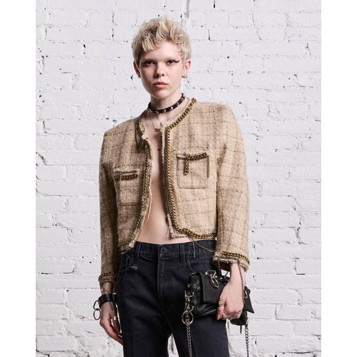 Veste courte en tweed beige avec détails de chaines R13. Porté à même la peau.