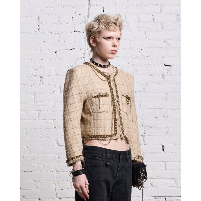 Veste courte en tweed beige avec détails de chaines R13. Profil.