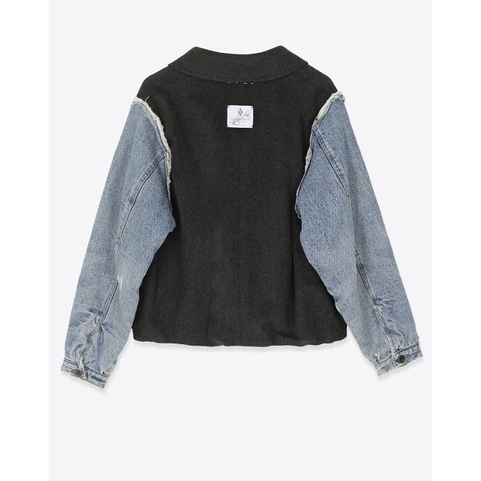 Dos de la veste en cachemire noir avec manches en denim bleu ciel matelassé, couture apparente et étiquette upcycling Yekaterina Ivankova.