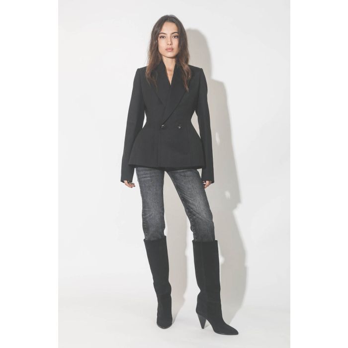 Veste croisée cintrée noire Douglas Vautrait. Porté avec un jeans noir délavé.