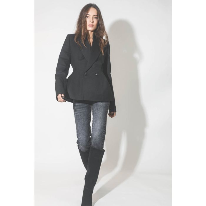 Veste croisée cintrée noire Douglas Vautrait. Porté de face.