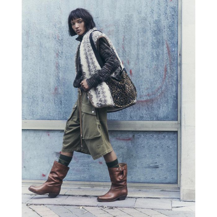 Veste sans manches effet mouton imprimé écru et marron Maximilia Isabel Marant Etoile. Porté de profil.
