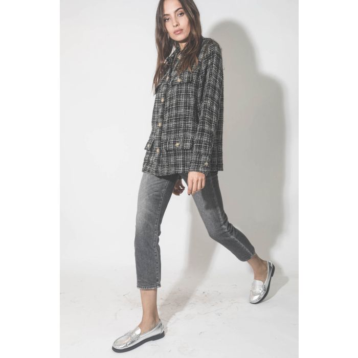 Veste en tweed noir et argent métallique Corey Anine Bing. Porté avec un jeans court et des mocassins.