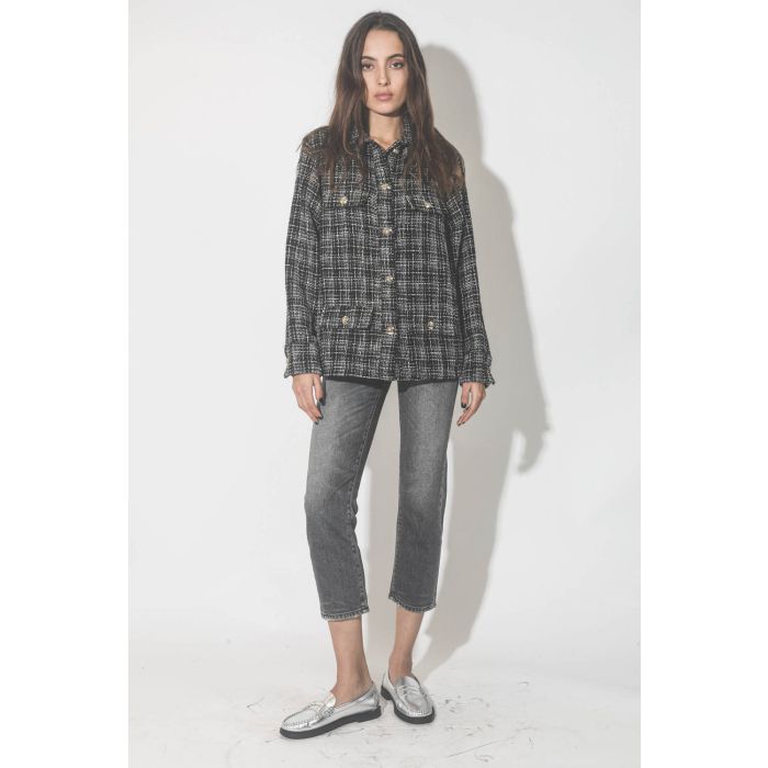 Veste en tweed noir et argent métallique Corey Anine Bing. Porté avec un jeans court gris.