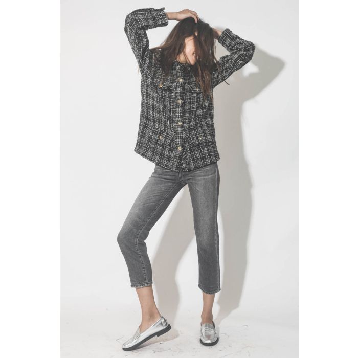 Veste en tweed noir et argent métallique Corey Anine Bing. Porté avec des mocassins argent.