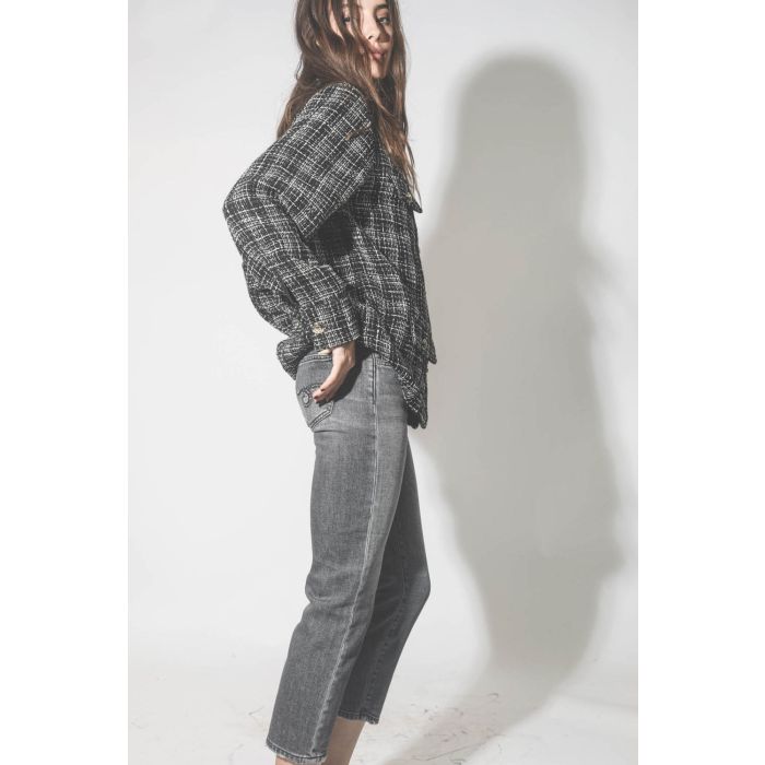Veste en tweed noir et argent métallique Corey Anine Bing. Porté de profil.