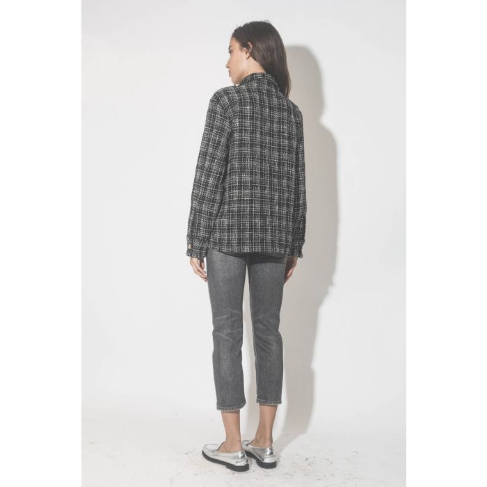 Veste en tweed noir et argent métallique Corey Anine Bing. Porté de dos.