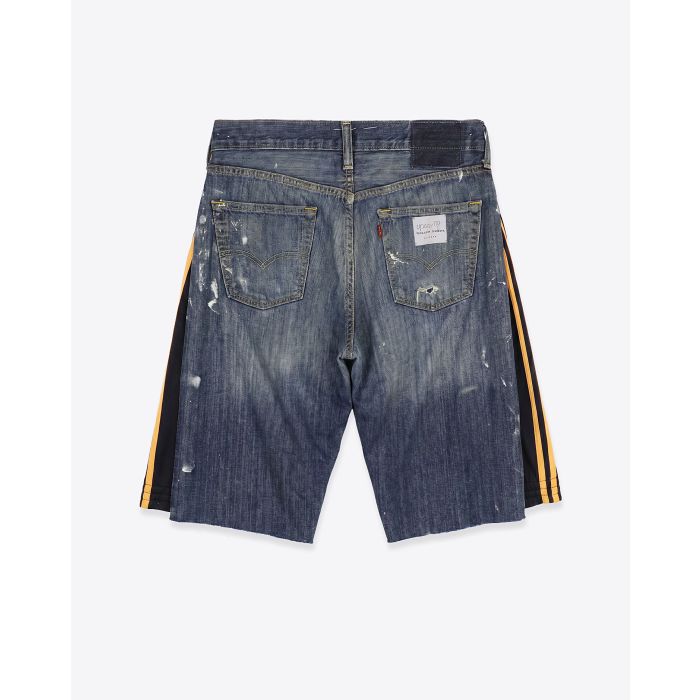 Short bermuda Upcycling Yekaterina Ivankova en denim bleu et peinture blanche, empiècement bas de jogging Addidas sur les côtés vue de dos.