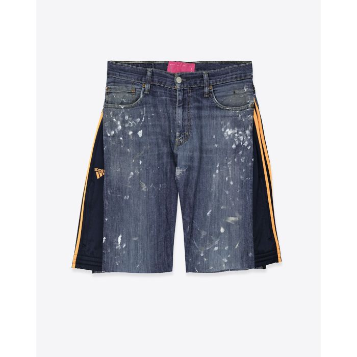 Short bermuda Upcycling Yekaterina Ivankova en denim bleu et peinture blanche, empiècement bas de jogging Addidas sur les côtés.